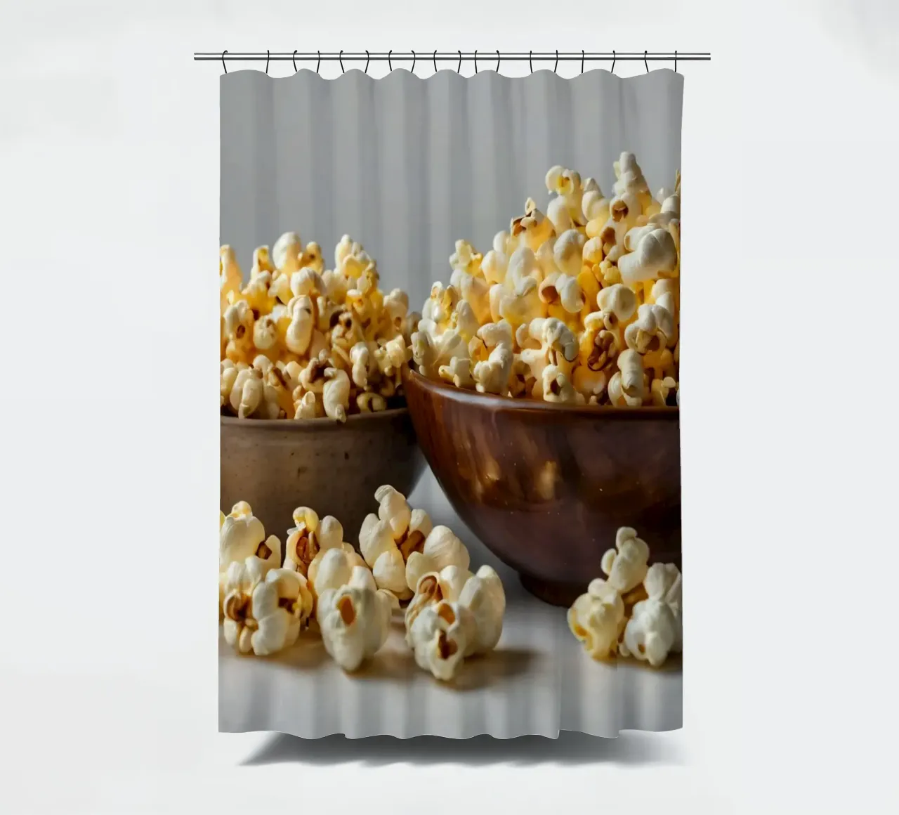 Popcorn appena sfornati serviti in ciotole di legno tenda da doccia da DesignDoodle
