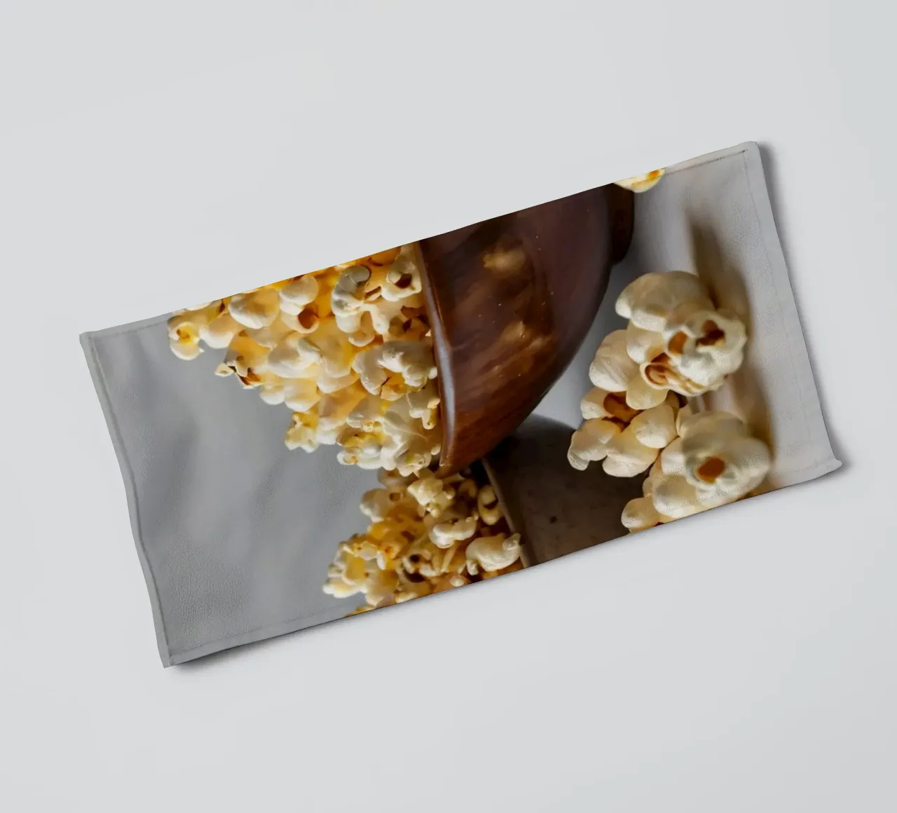 Popcorn fraîchement éclaté servi dans des bols en bois serviette de bain de DesignDoodle