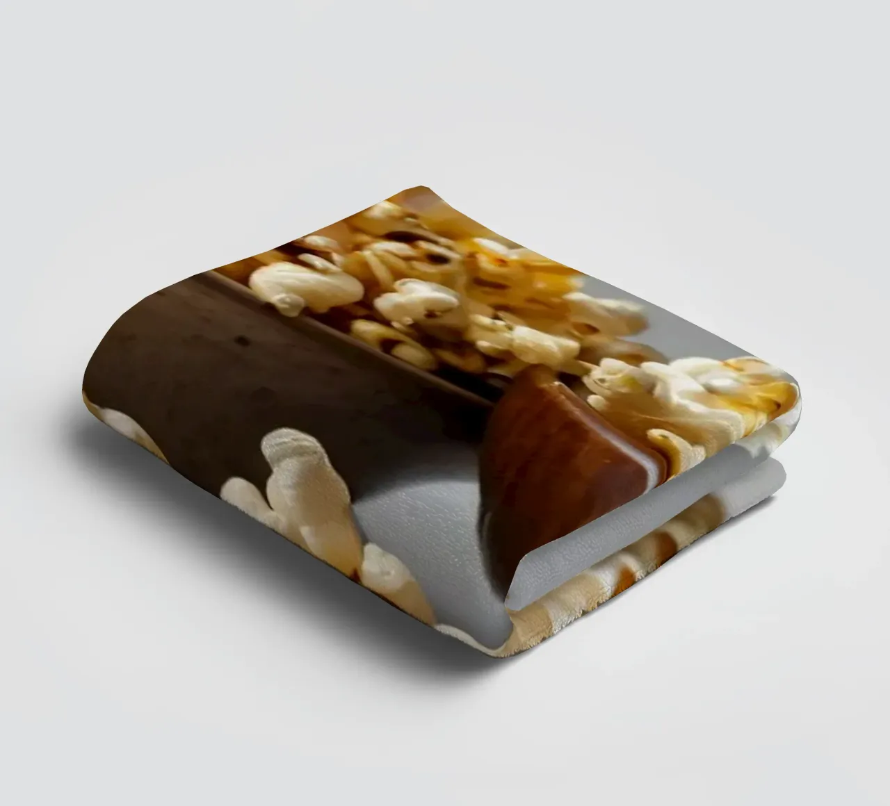 Popcorn fraîchement éclaté servi dans des bols en bois serviette de bain de DesignDoodle