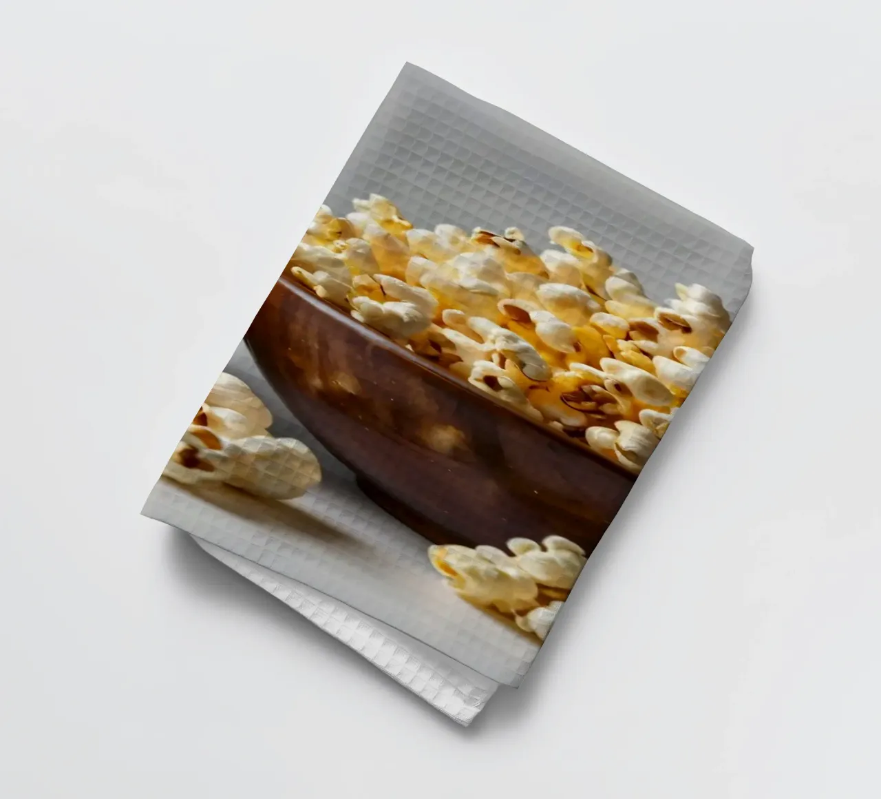 Popcorn fraîchement éclaté servi dans des bols en bois torchon de DesignDoodle
