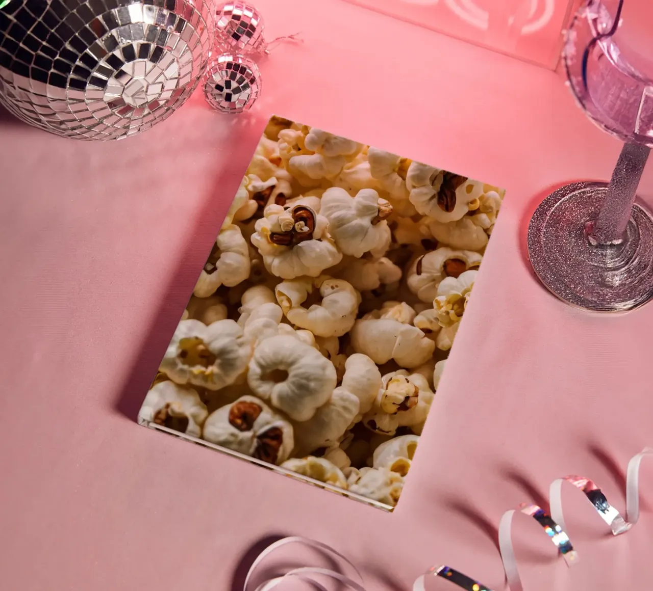 Gewone popcornkorrels verspreid in een kom, klaar om te snacken notitieboek van DesignDoodle