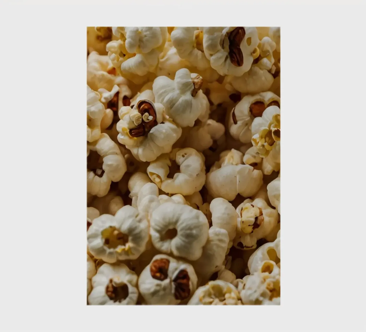Gewone popcornkorrels verspreid in een kom, klaar om te snacken notitieboek van DesignDoodle