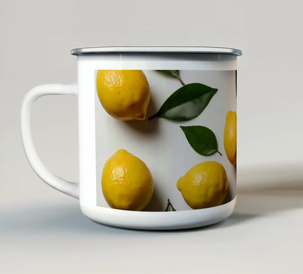 Limoni appena colti con foglie verdi disposti artisticamente. tazza in smalto da DesignDoodle