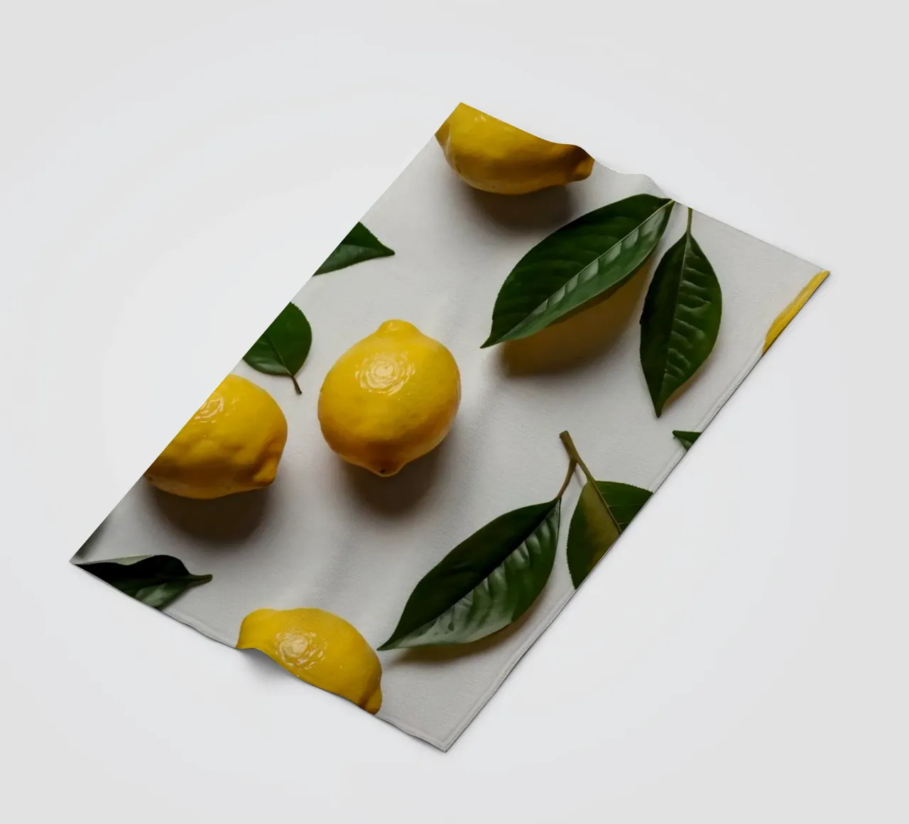 Limoni appena colti con foglie verdi disposti artisticamente. coperta in pile da DesignDoodle