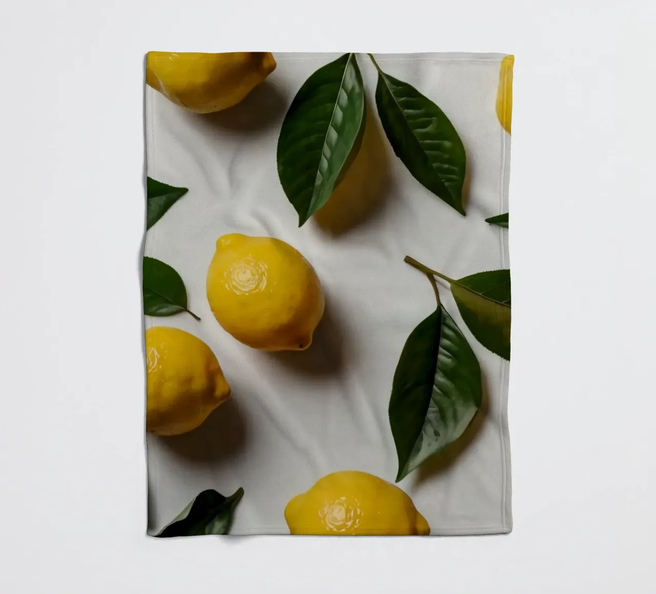 Limoni appena colti con foglie verdi disposti artisticamente. coperta in pile da DesignDoodle