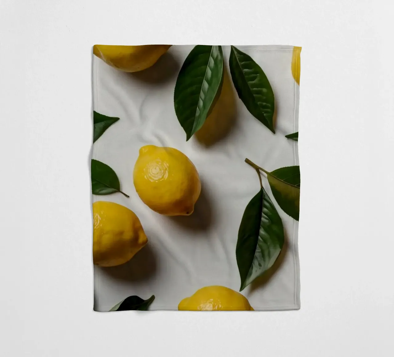 Limoni appena colti con foglie verdi disposti artisticamente. coperta in pile da DesignDoodle