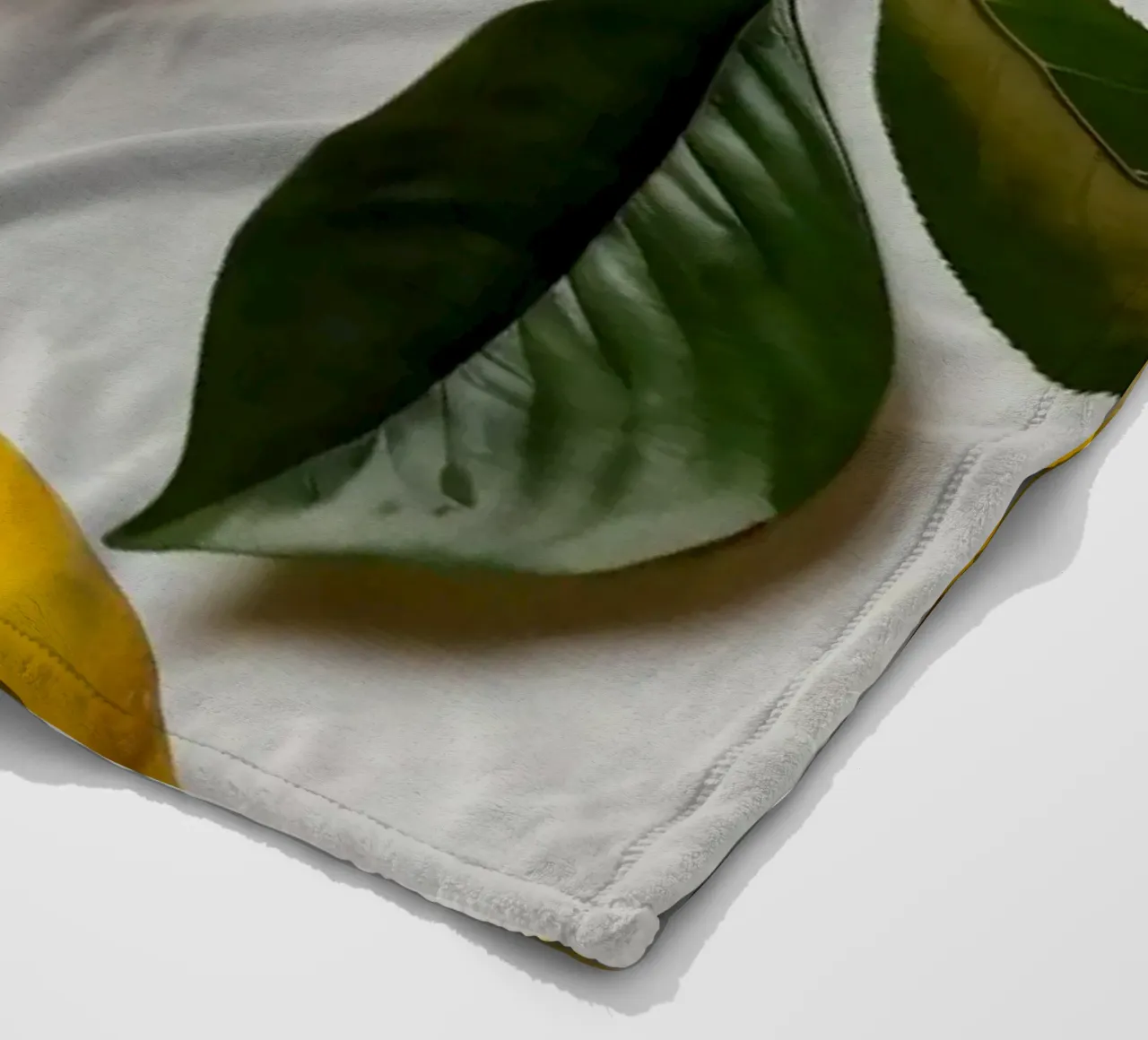 Limoni appena colti con foglie verdi disposti artisticamente. coperta in pile da DesignDoodle