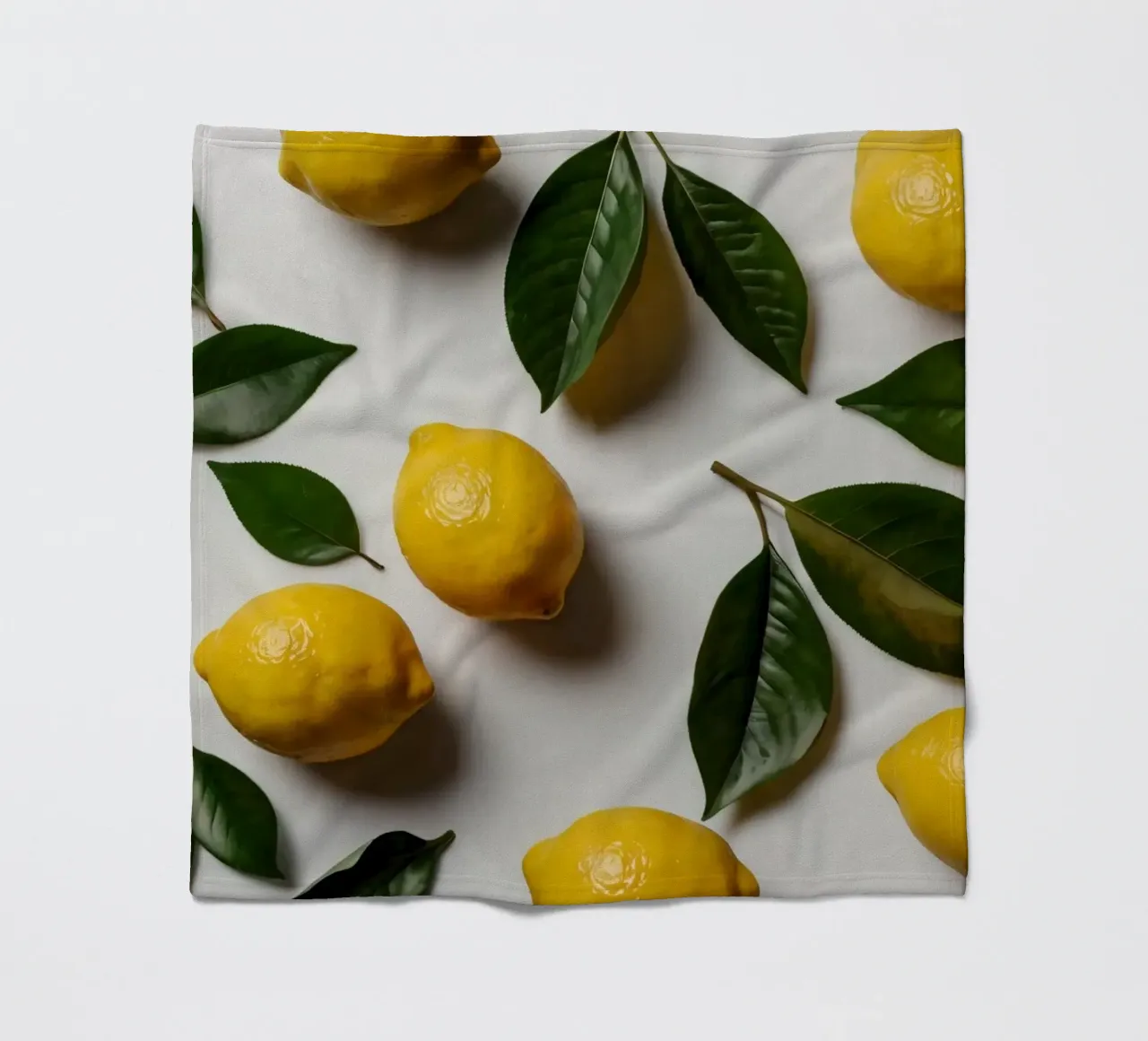 Limoni appena colti con foglie verdi disposti artisticamente. coperta in pile da DesignDoodle