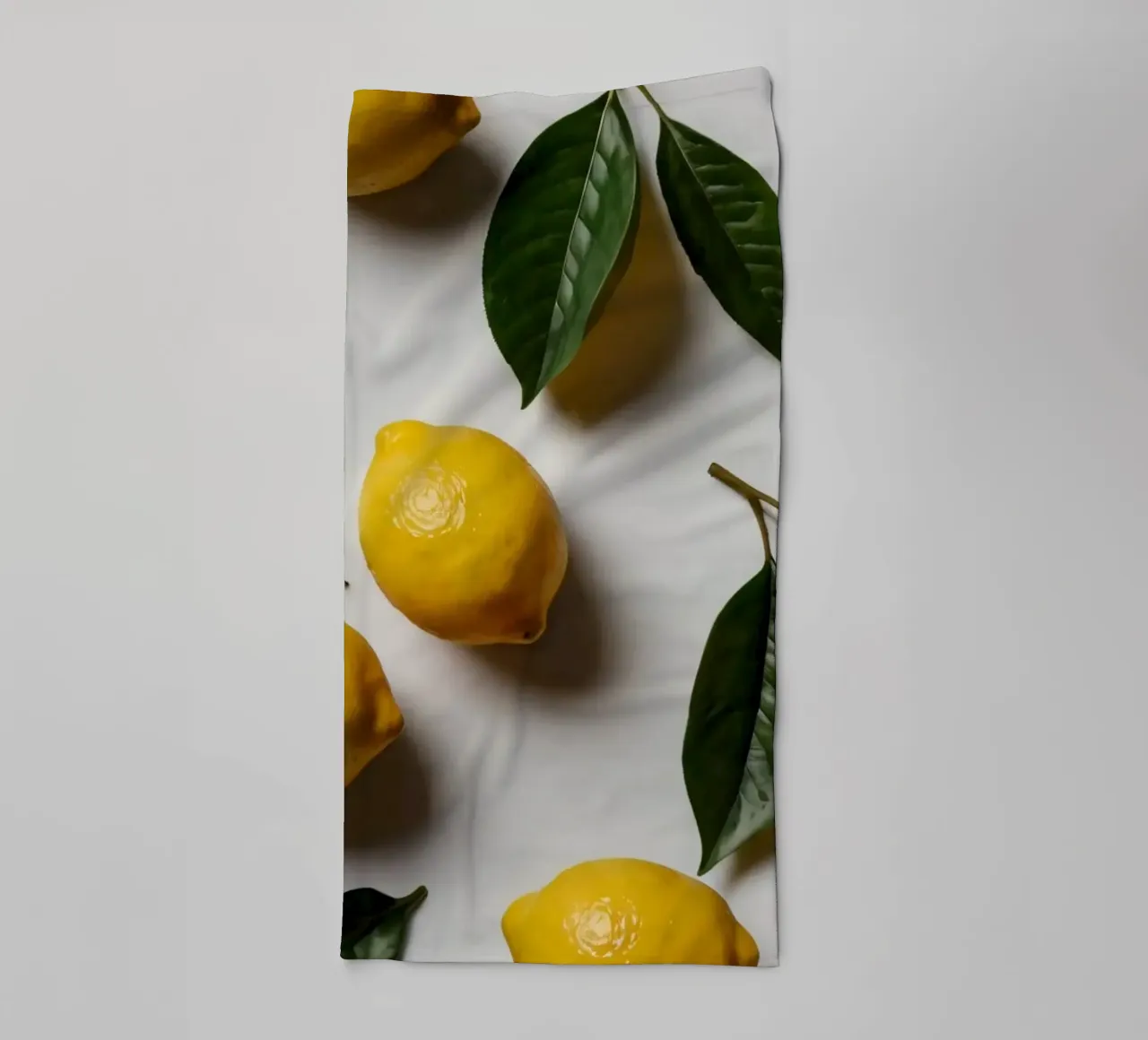 Limoni appena colti con foglie verdi disposti artisticamente. asciugamano da bagno da DesignDoodle