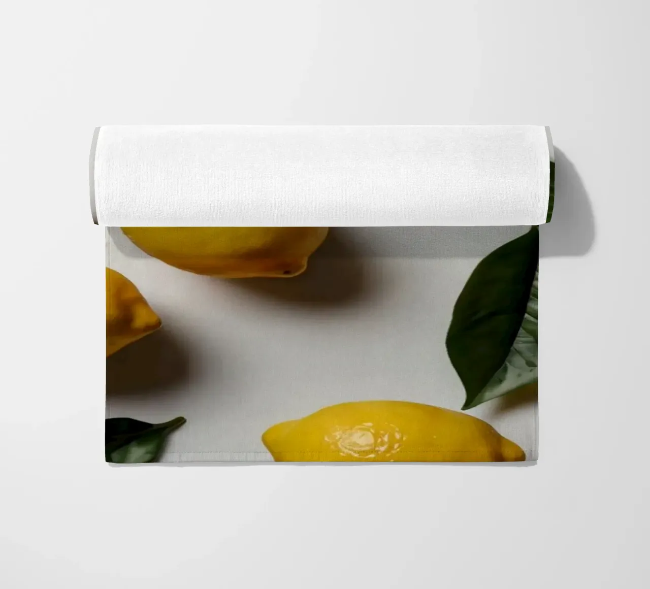 Limoni appena colti con foglie verdi disposti artisticamente. telo mare da DesignDoodle