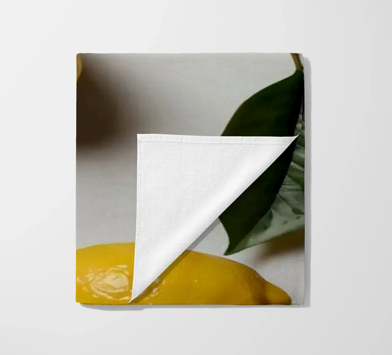 Limoni appena colti con foglie verdi disposti artisticamente. telo mare da DesignDoodle