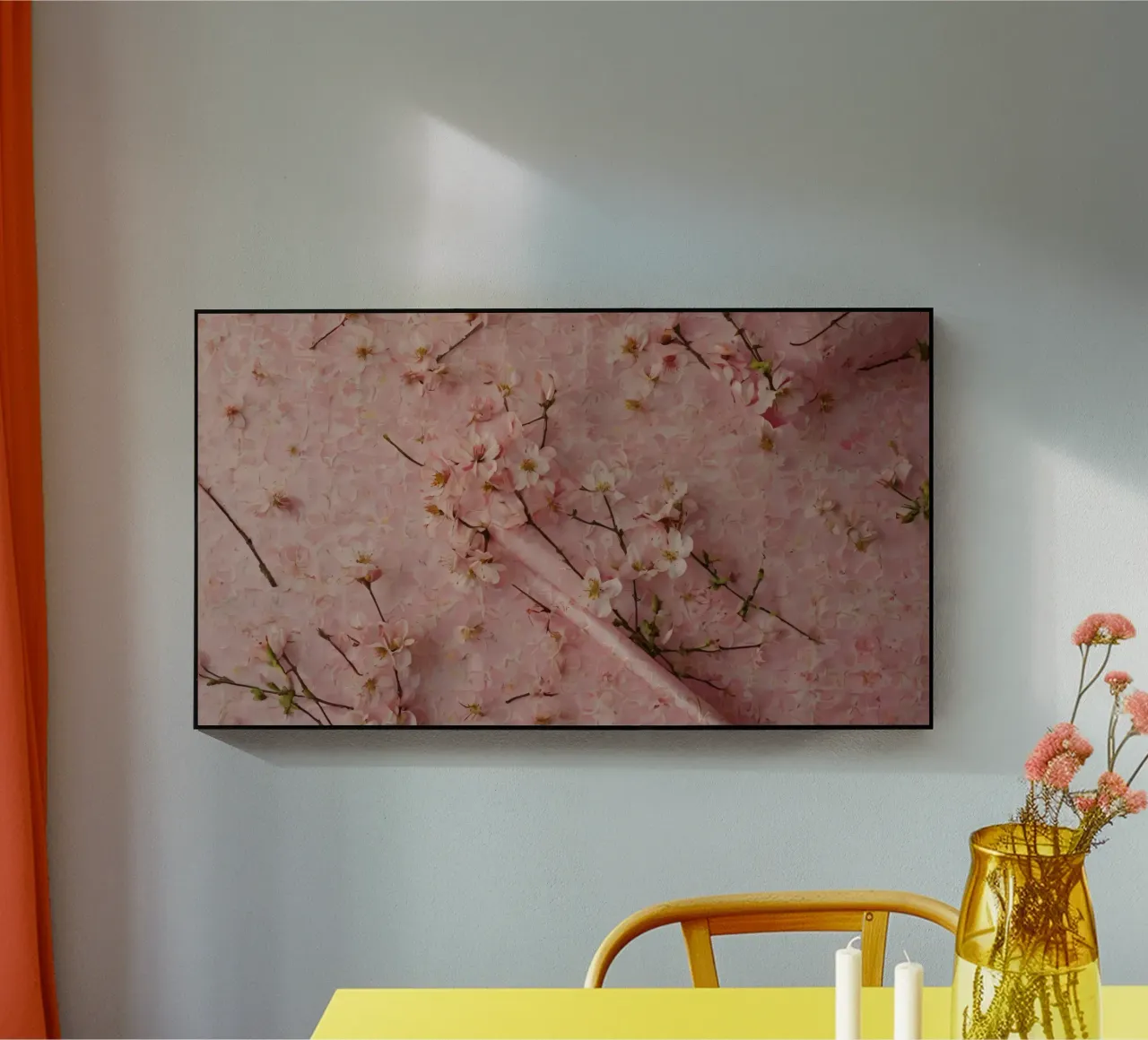 Delicati fiori di ciliegio rosa disposti su un tappeto rosa tenue plexiglass da DesignDoodle