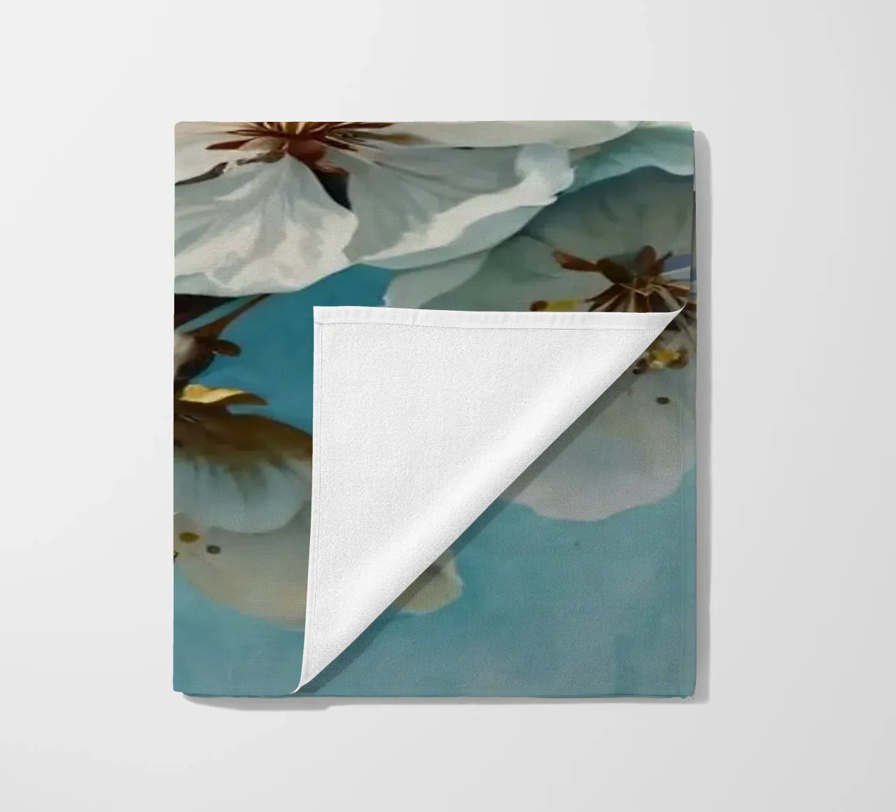 Delicati e tranquilli fiori di ciliegio bianco in fiore telo mare da DesignDoodle