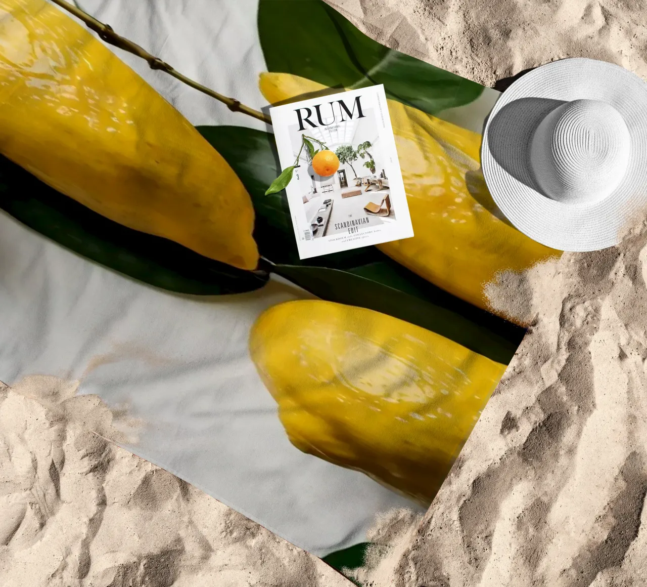 Limoni appena raccolti disposti con foglie verdi telo mare da DesignDoodle