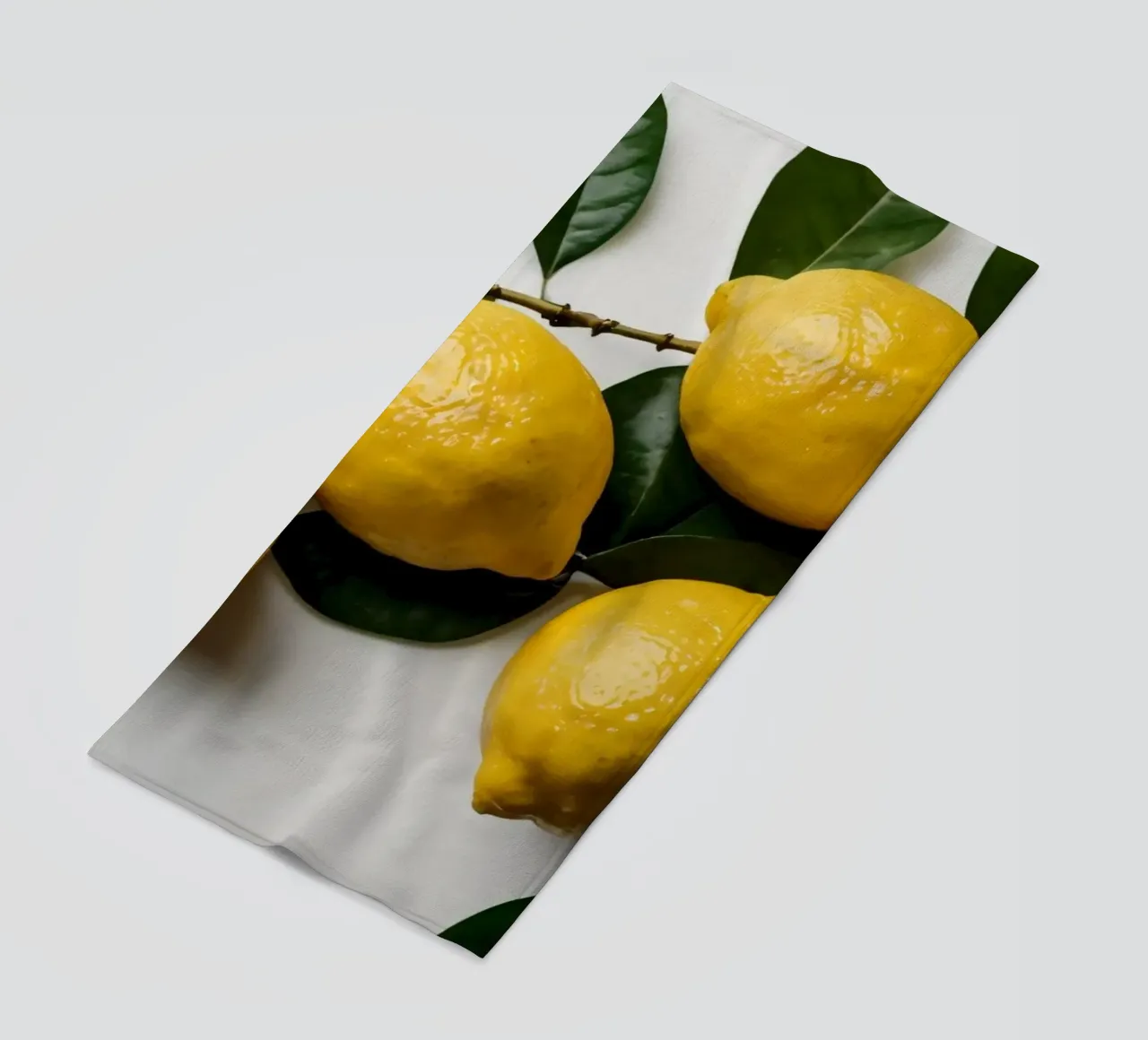Limoni appena raccolti disposti con foglie verdi telo mare da DesignDoodle