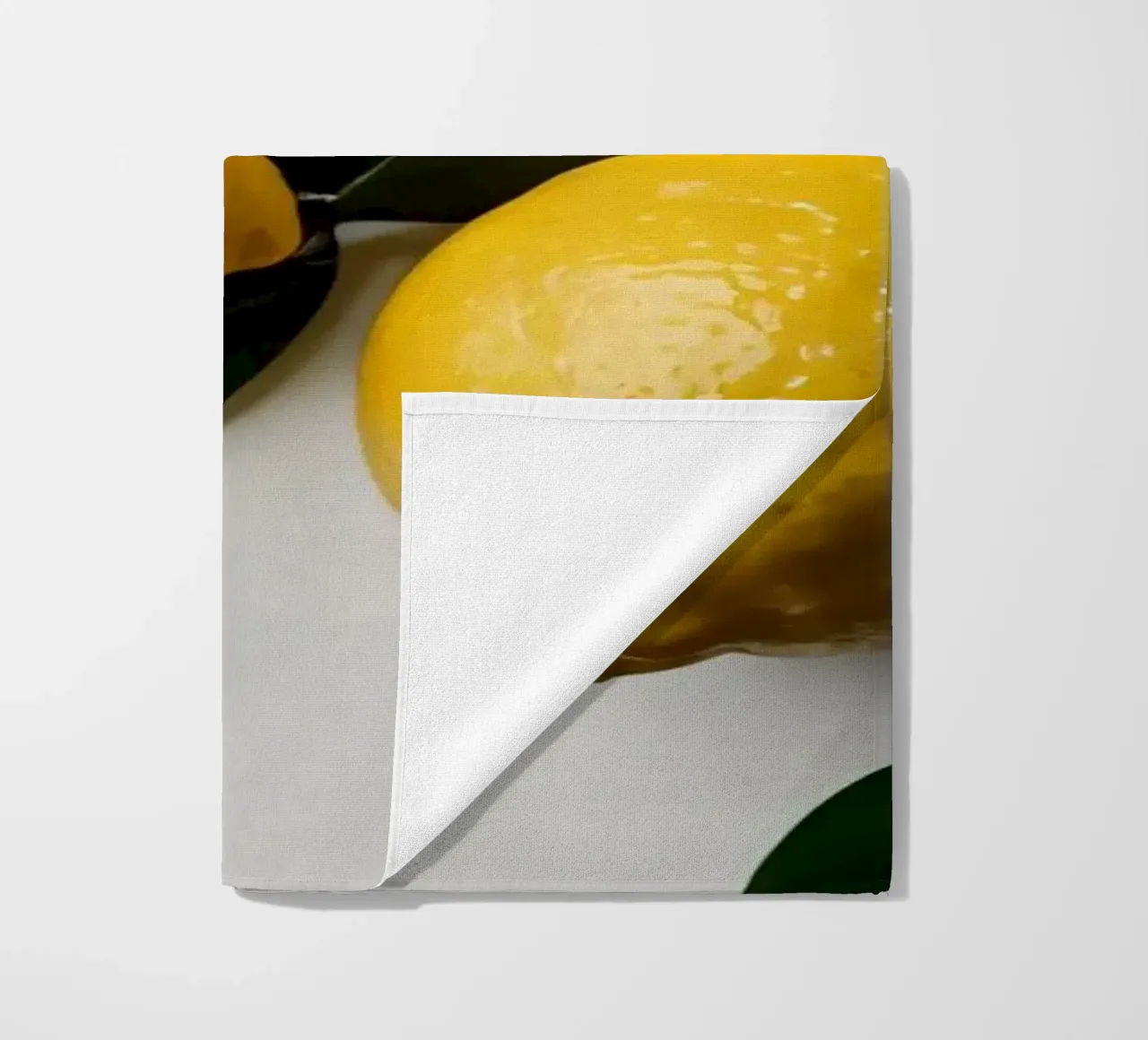 Limoni appena raccolti disposti con foglie verdi telo mare da DesignDoodle