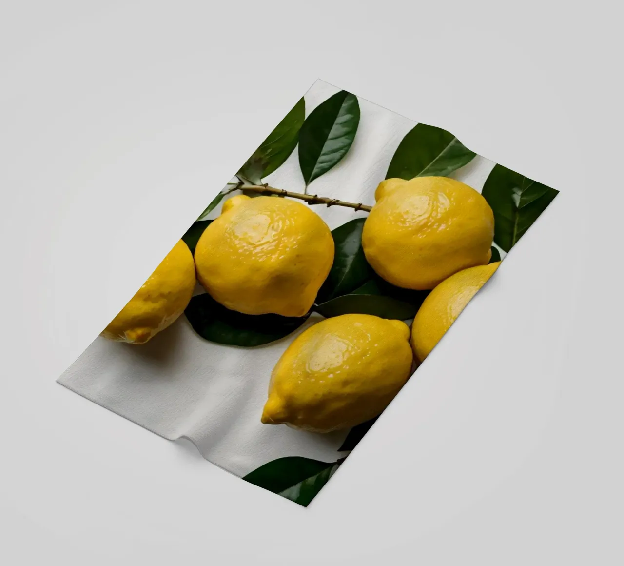 Limoni appena raccolti disposti con foglie verdi telo mare da DesignDoodle