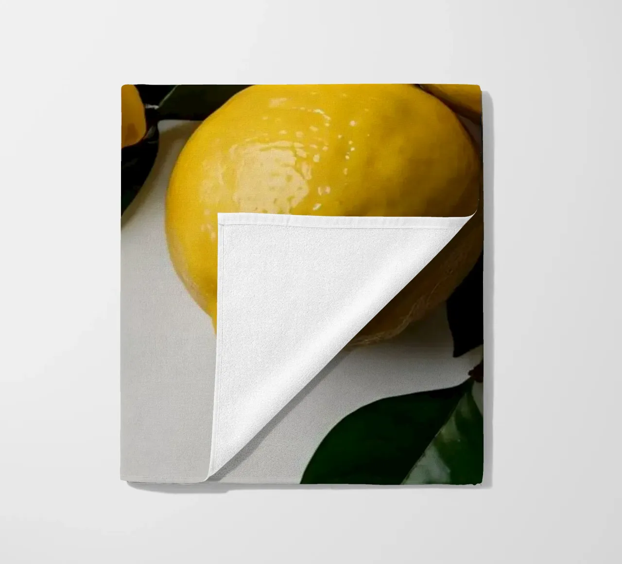 Limoni appena raccolti disposti con foglie verdi telo mare da DesignDoodle