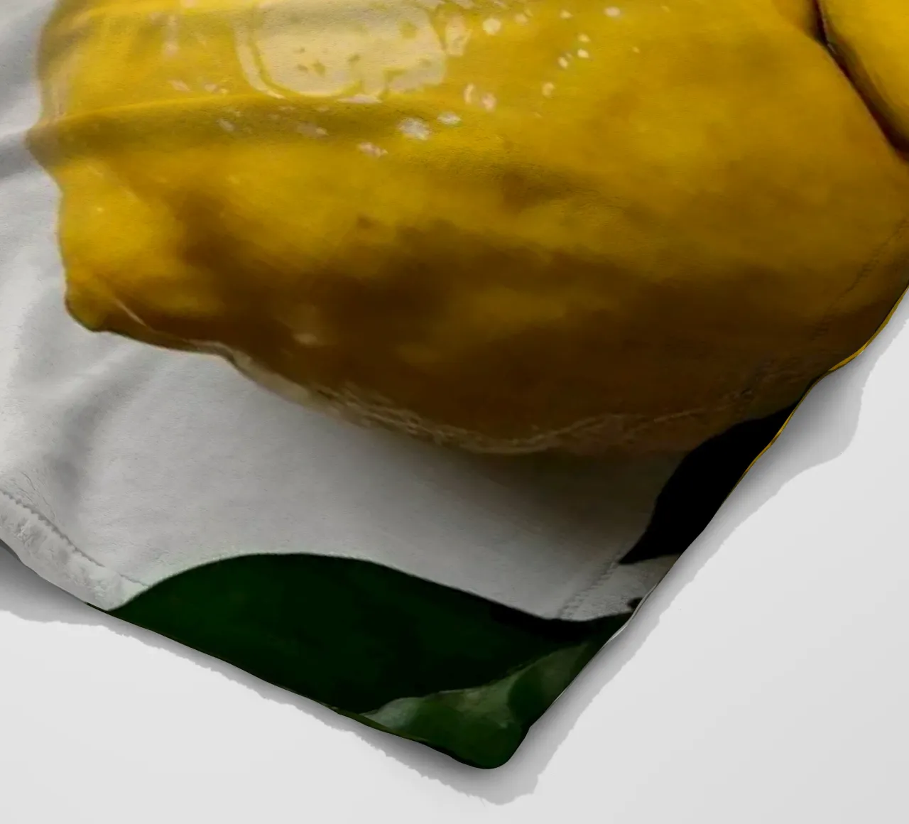 Limoni appena raccolti disposti con foglie verdi coperta in pile da DesignDoodle