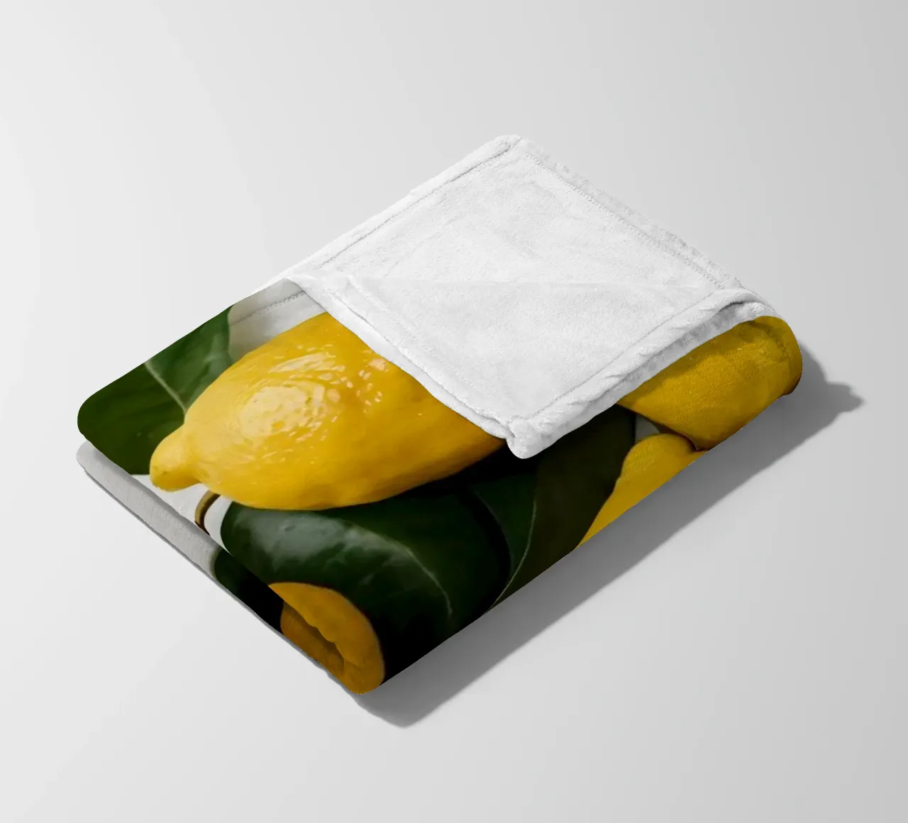 Limoni appena raccolti disposti con foglie verdi coperta in pile da DesignDoodle