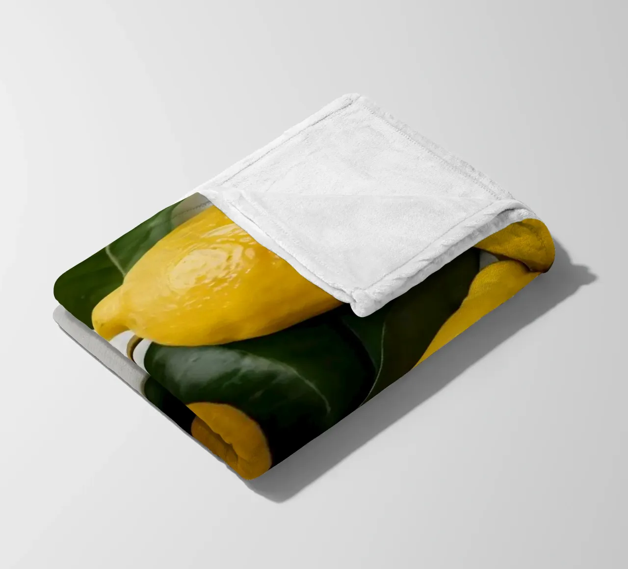 Limoni appena raccolti disposti con foglie verdi coperta in pile da DesignDoodle
