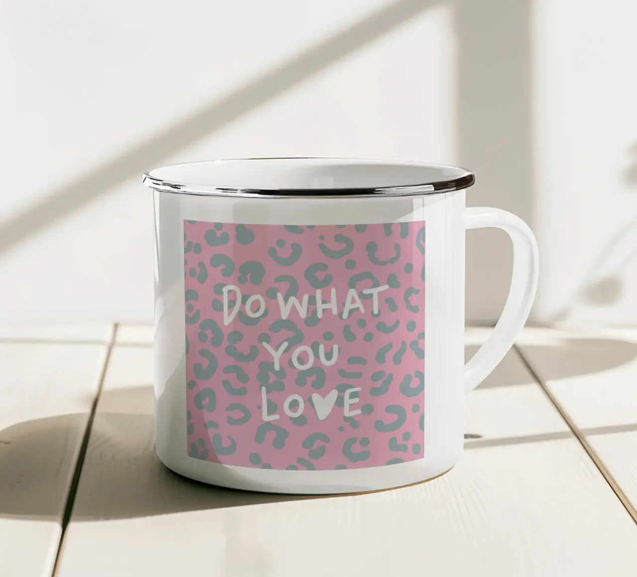 Tun Sie, was Sie lieben Emaille Tasse von Julia Reyelt