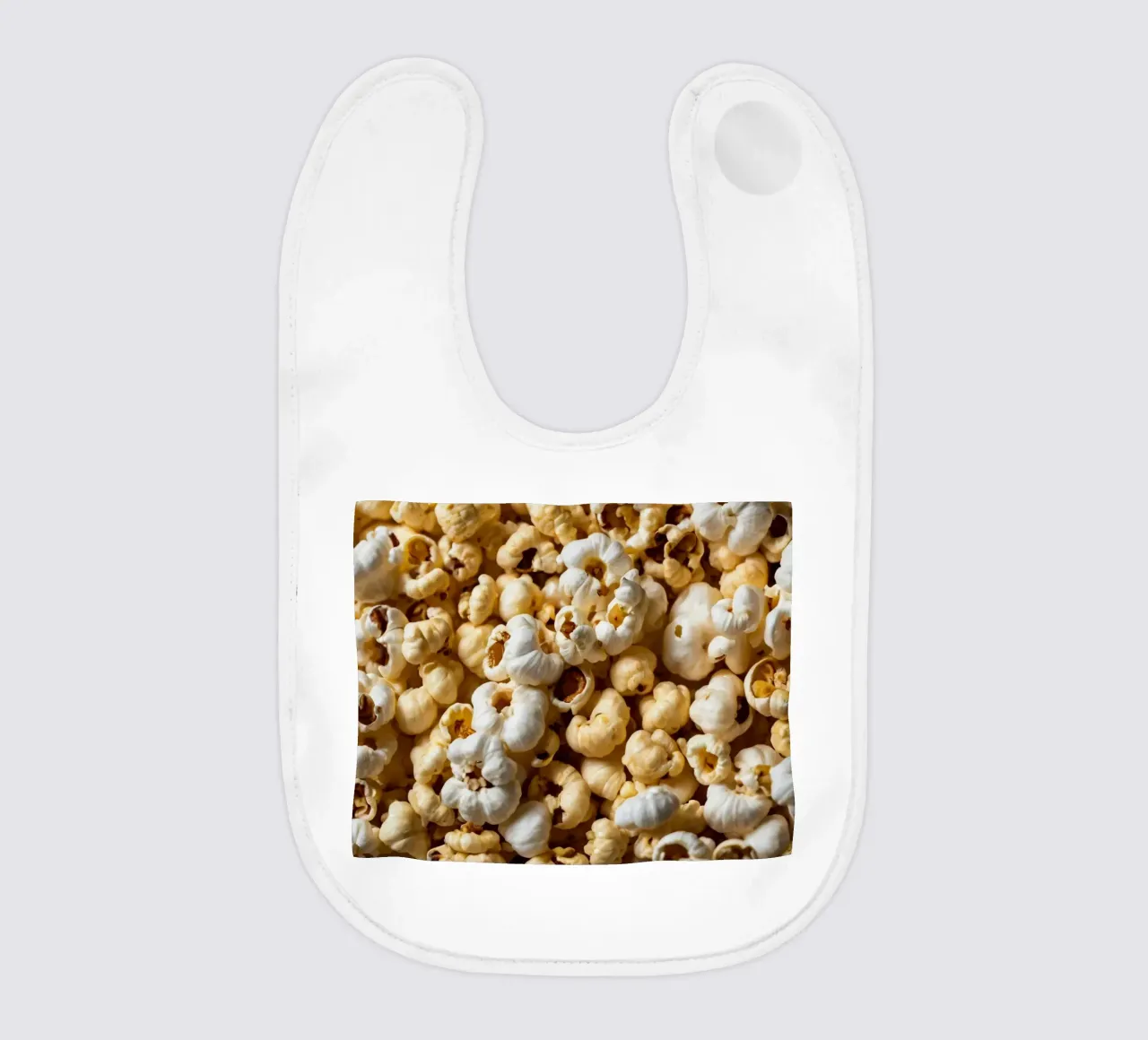 Popcorn appena sfornati in una vista ravvicinata bavaglino da DesignDoodle