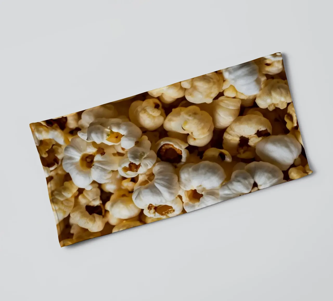 Vers gepofte popcorn van dichtbij bekeken badhanddoek van DesignDoodle