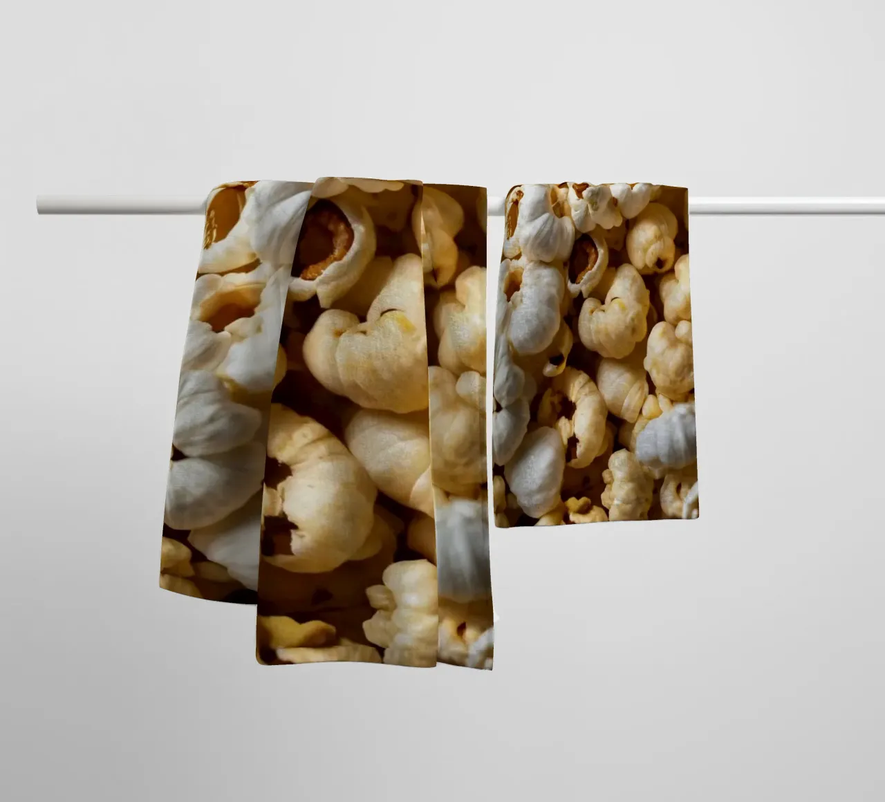Vers gepofte popcorn van dichtbij bekeken badhanddoek van DesignDoodle