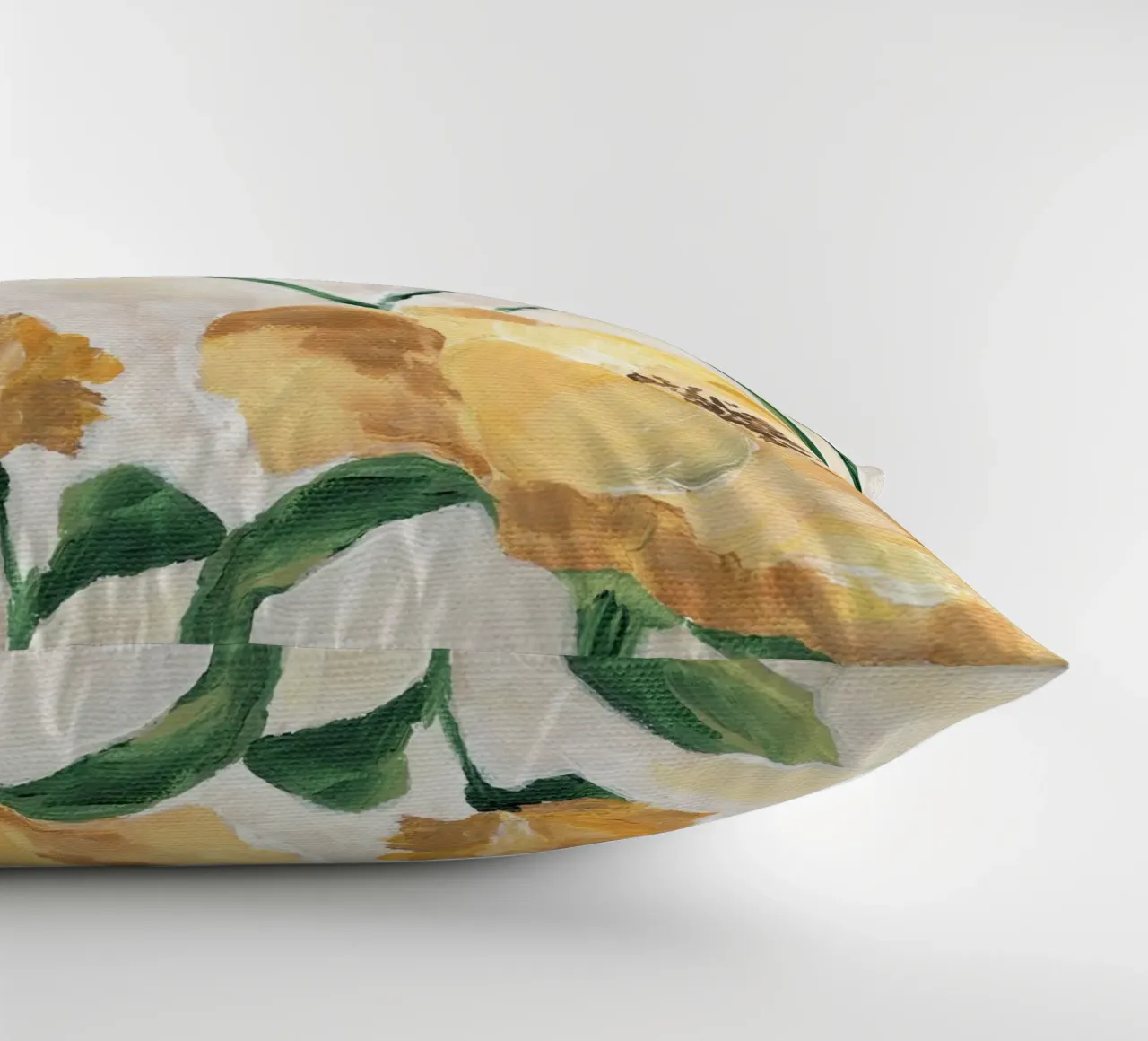 Fiori gialli e pittorici cuscino da Nikitajariwala