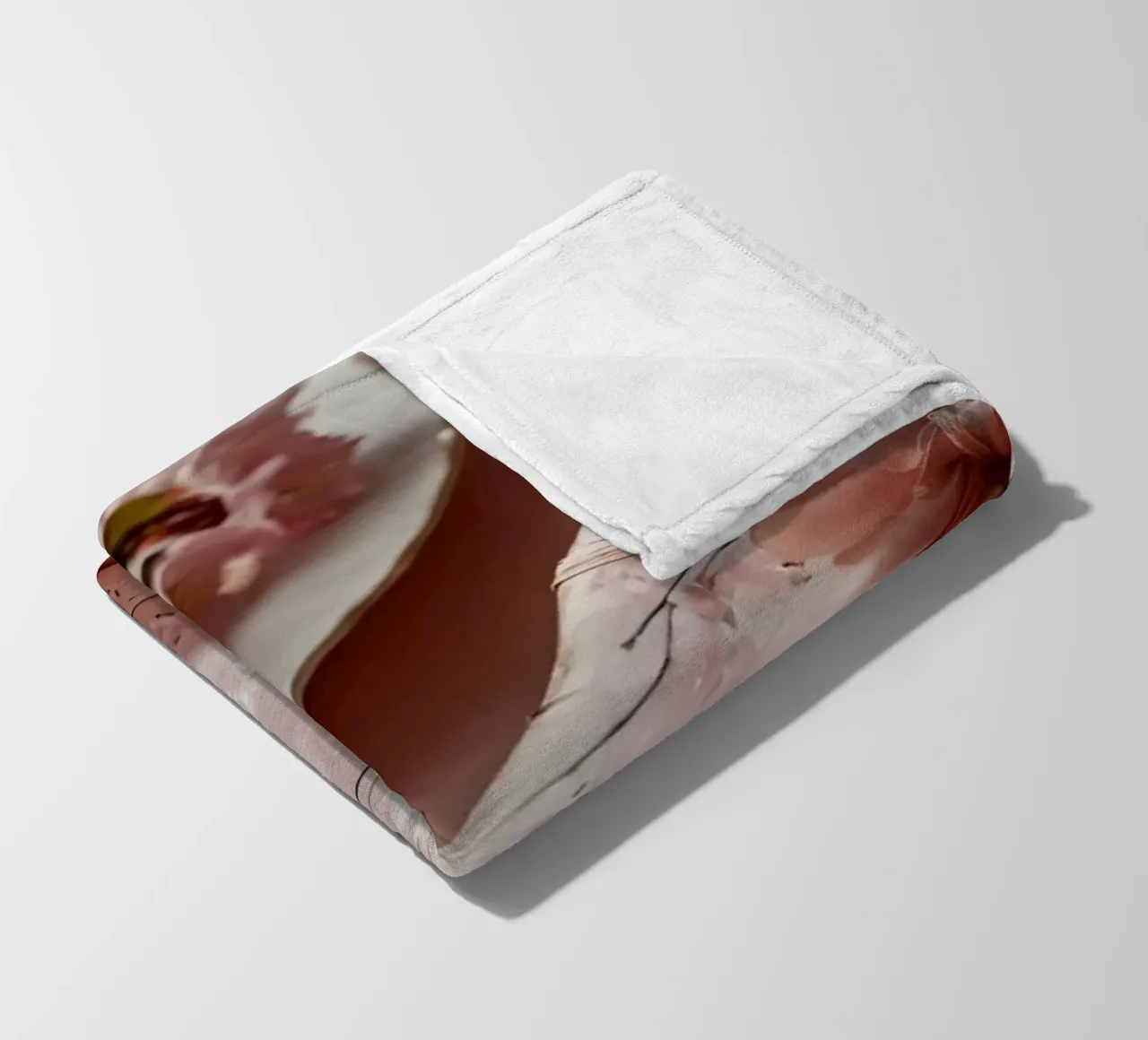 Una confezione regalo splendidamente confezionata con fiori di ciliegio pastello coperta in pile da DesignDoodle