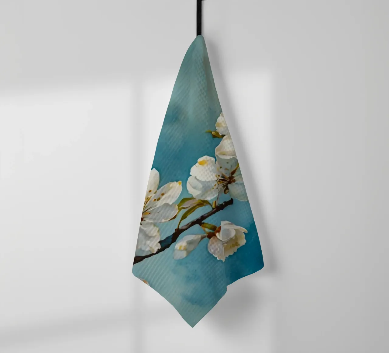 Branche de cerisier en fleurs ornée de délicates fleurs blanches. torchon de DesignDoodle
