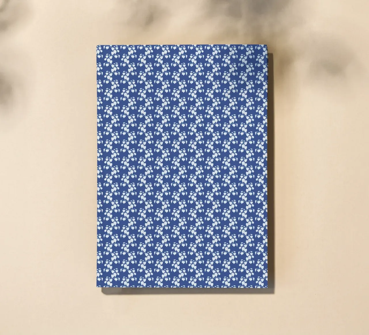 Botanic Shades Muster - Blau-Marine Notizbuch von MoonlightPrint
