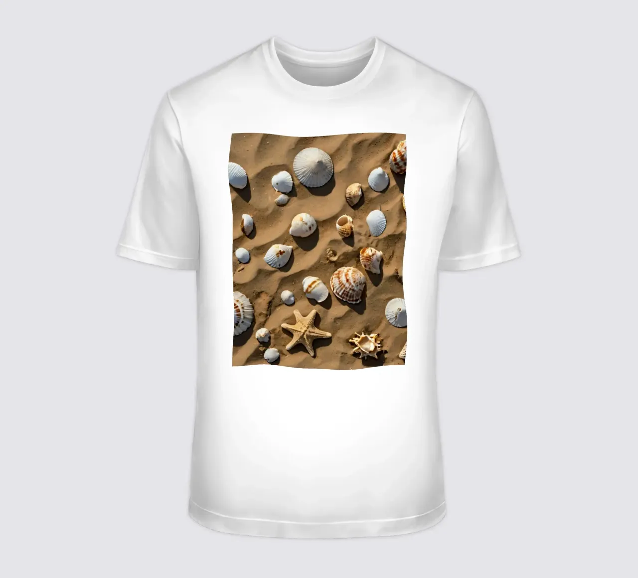Una collezione di conchiglie e stelle marine sparse sulla sabbia t-shirt da DesignDoodle