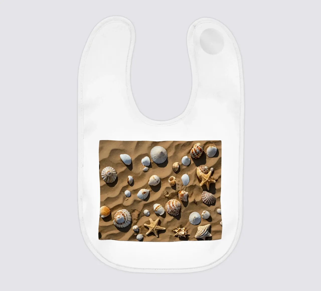 Una collezione di conchiglie e stelle marine sparse sulla sabbia bavaglino da DesignDoodle