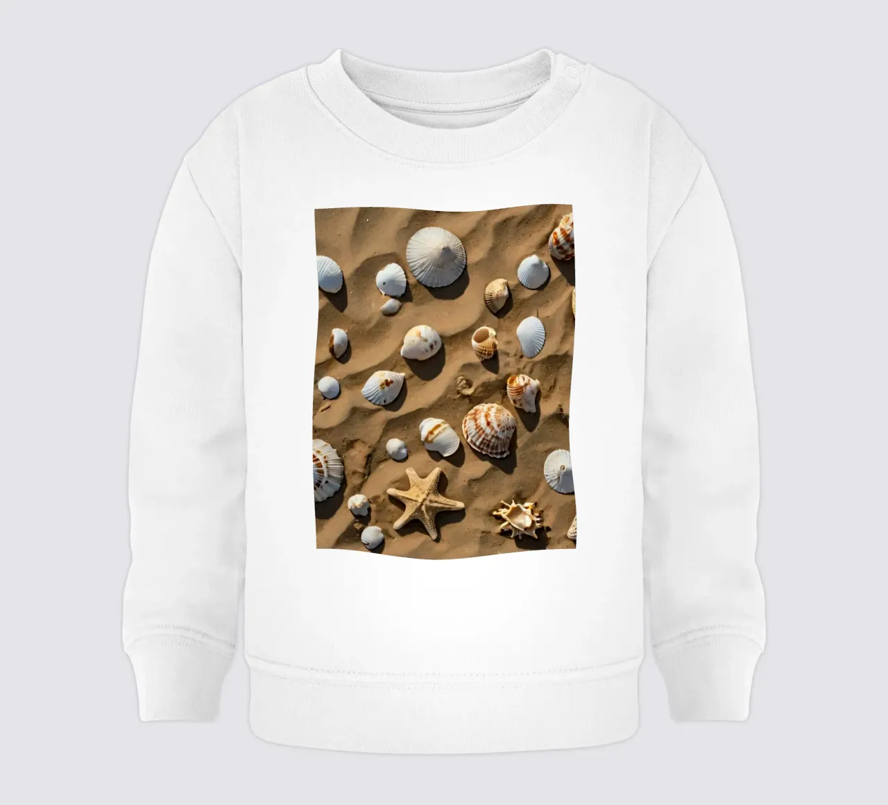 Una collezione di conchiglie e stelle marine sparse sulla sabbia felpa neonato da DesignDoodle