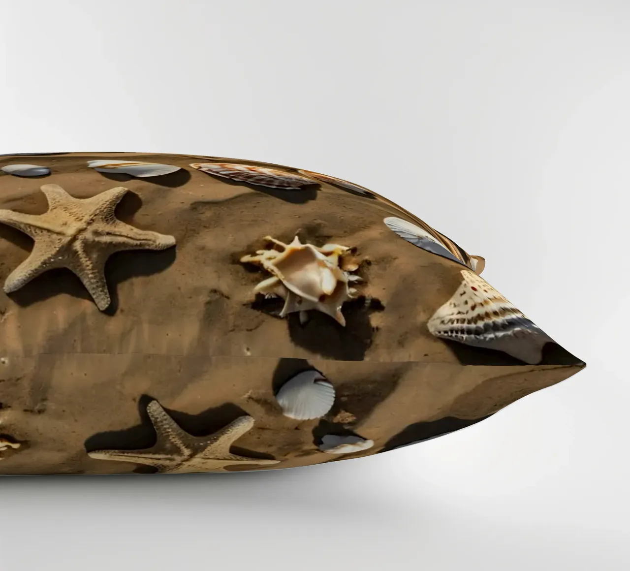 Una collezione di conchiglie e stelle marine sparse sulla sabbia cuscino da DesignDoodle