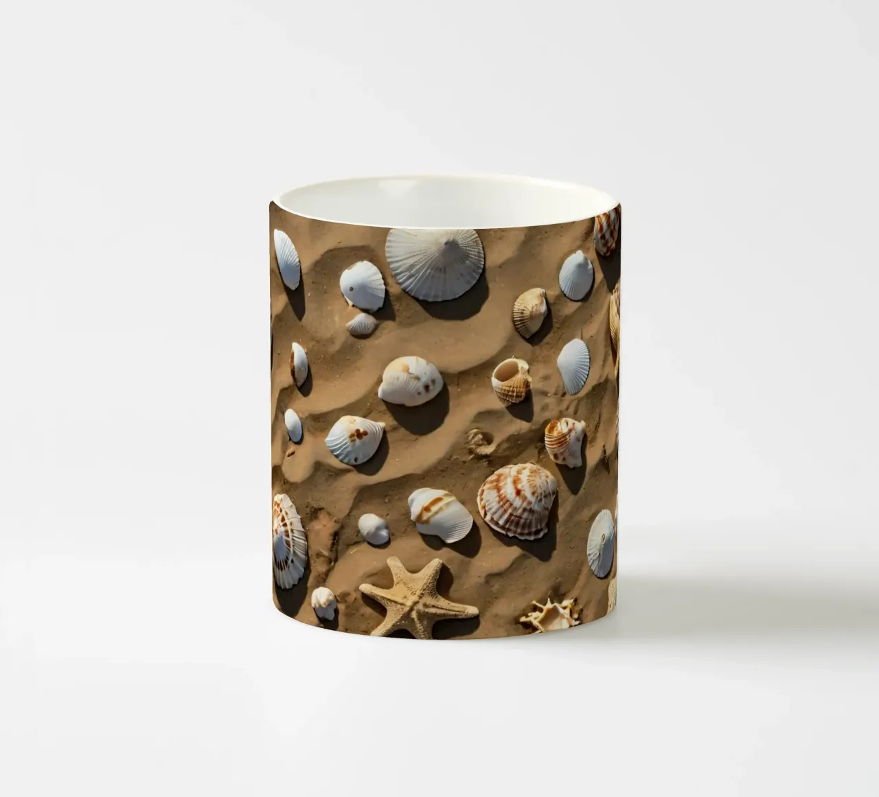 Una collezione di conchiglie e stelle marine sparse sulla sabbia tazza in ceramica da DesignDoodle