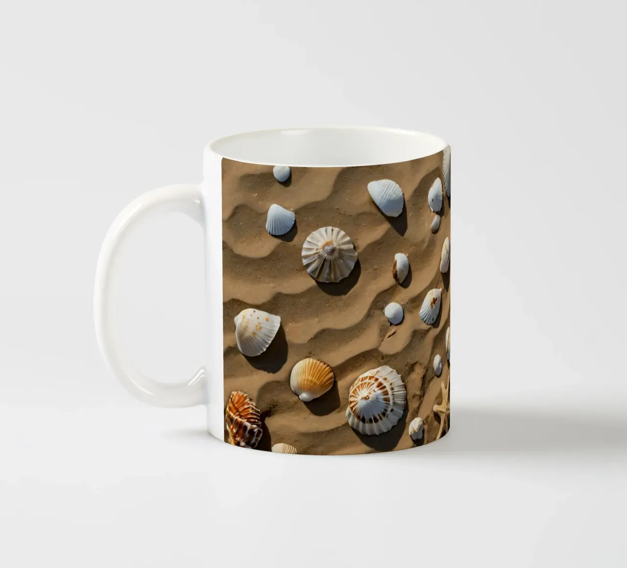 Una collezione di conchiglie e stelle marine sparse sulla sabbia tazza in ceramica da DesignDoodle