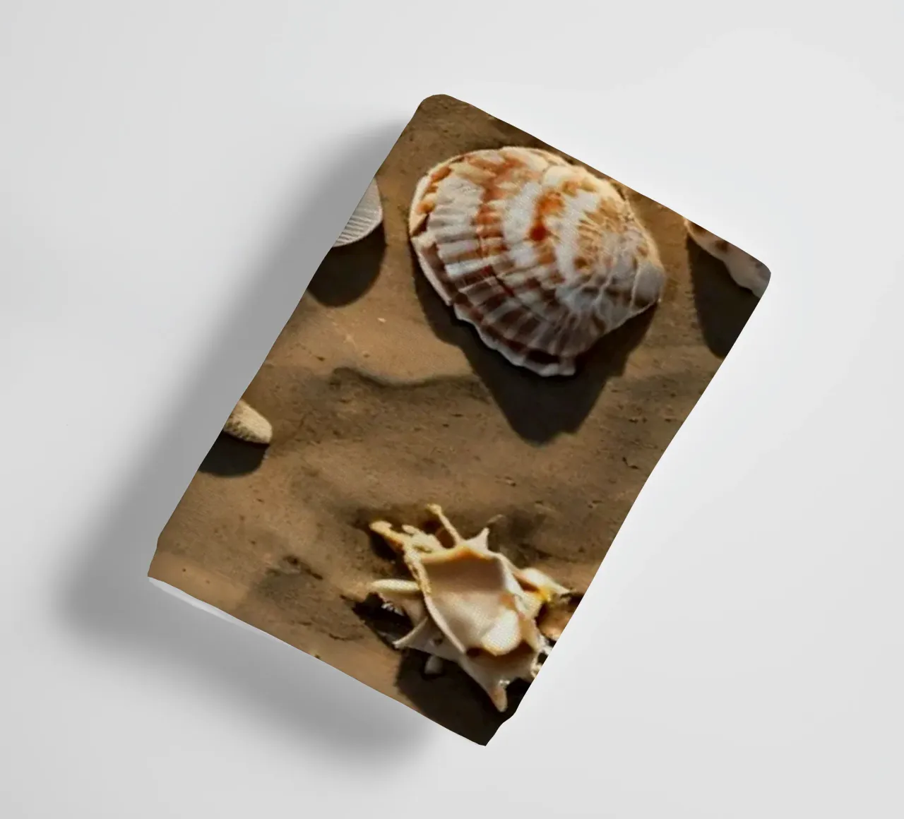 Una collezione di conchiglie e stelle marine sparse sulla sabbia asciugamano da bagno da DesignDoodle