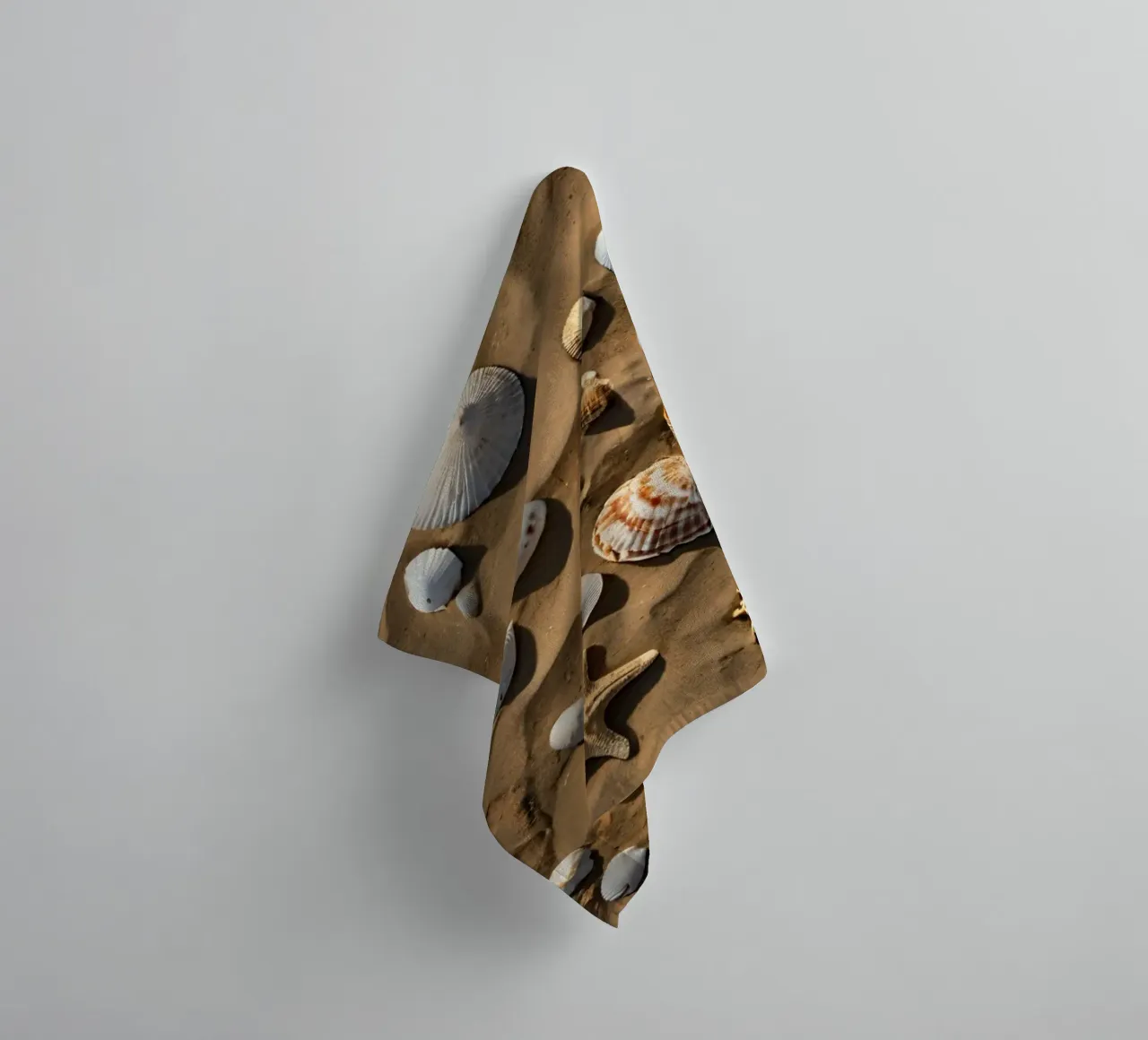 Una collezione di conchiglie e stelle marine sparse sulla sabbia asciugamano da bagno da DesignDoodle