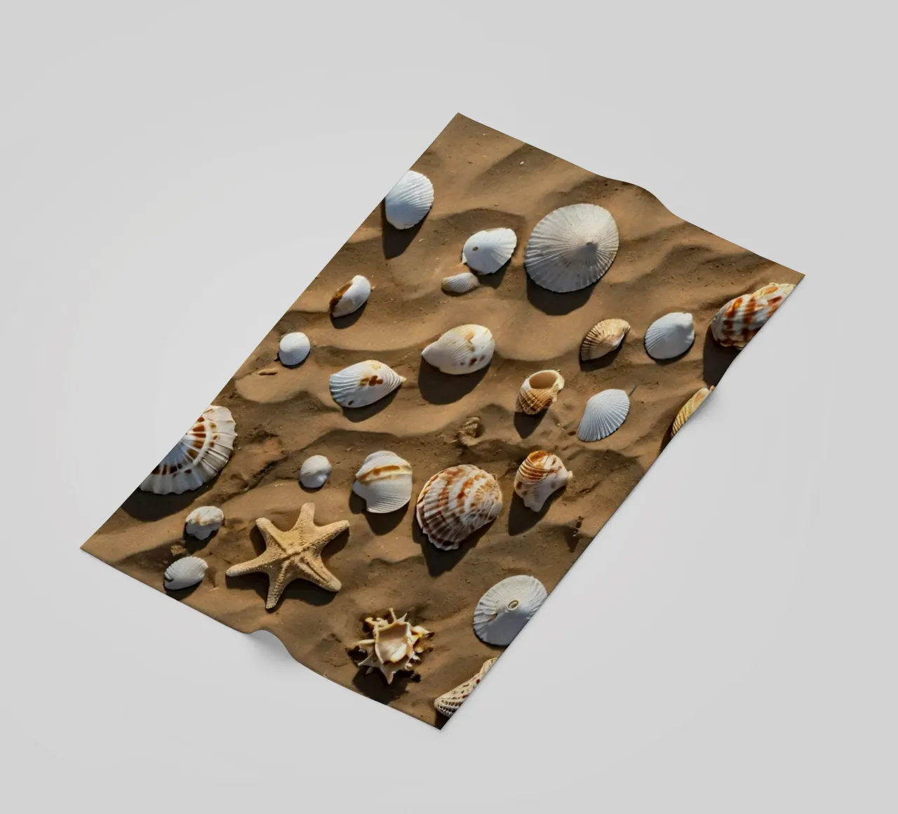 Una collezione di conchiglie e stelle marine sparse sulla sabbia telo mare da DesignDoodle