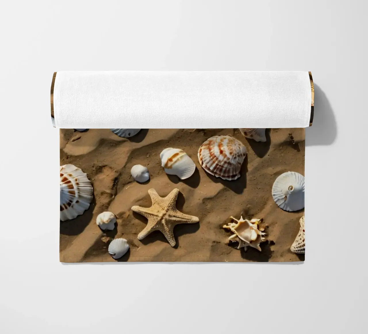 Una collezione di conchiglie e stelle marine sparse sulla sabbia telo mare da DesignDoodle