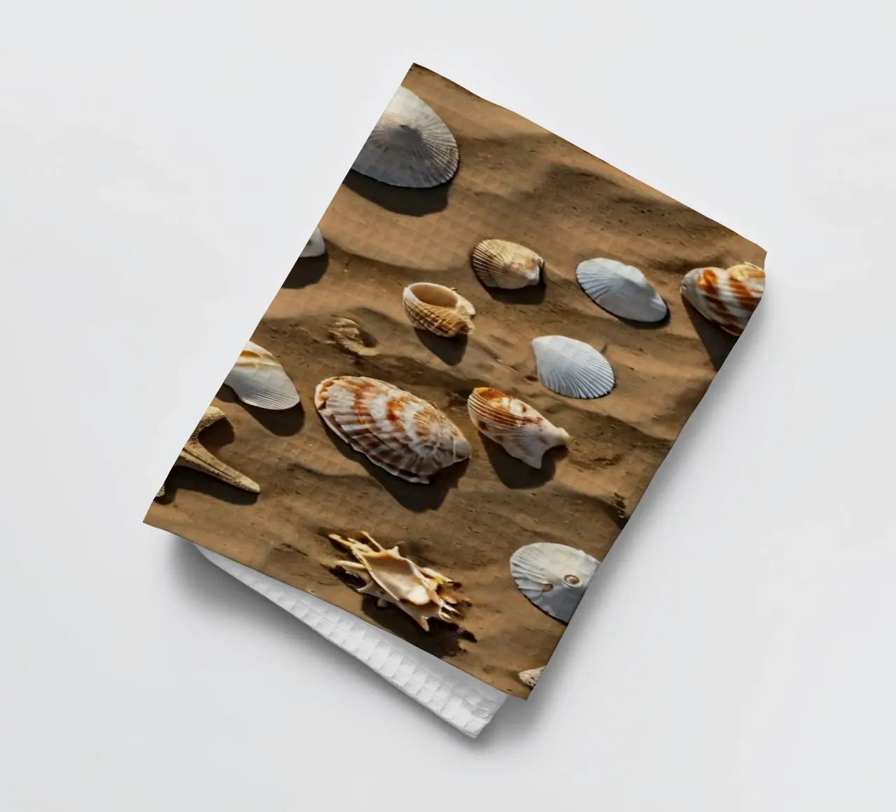Una collezione di conchiglie e stelle marine sparse sulla sabbia canovaccio da cucina da DesignDoodle