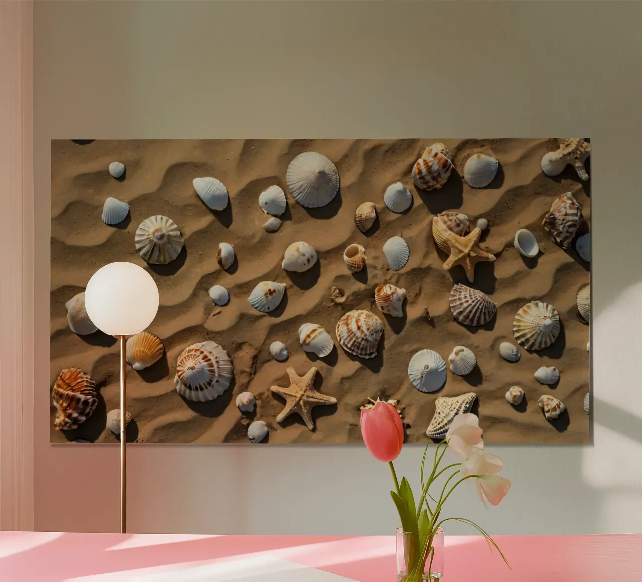 Eine Sammlung von Muscheln und Seesternen im Sand verstreut Poster mit Kunststoffrahmen von DesignDoodle
