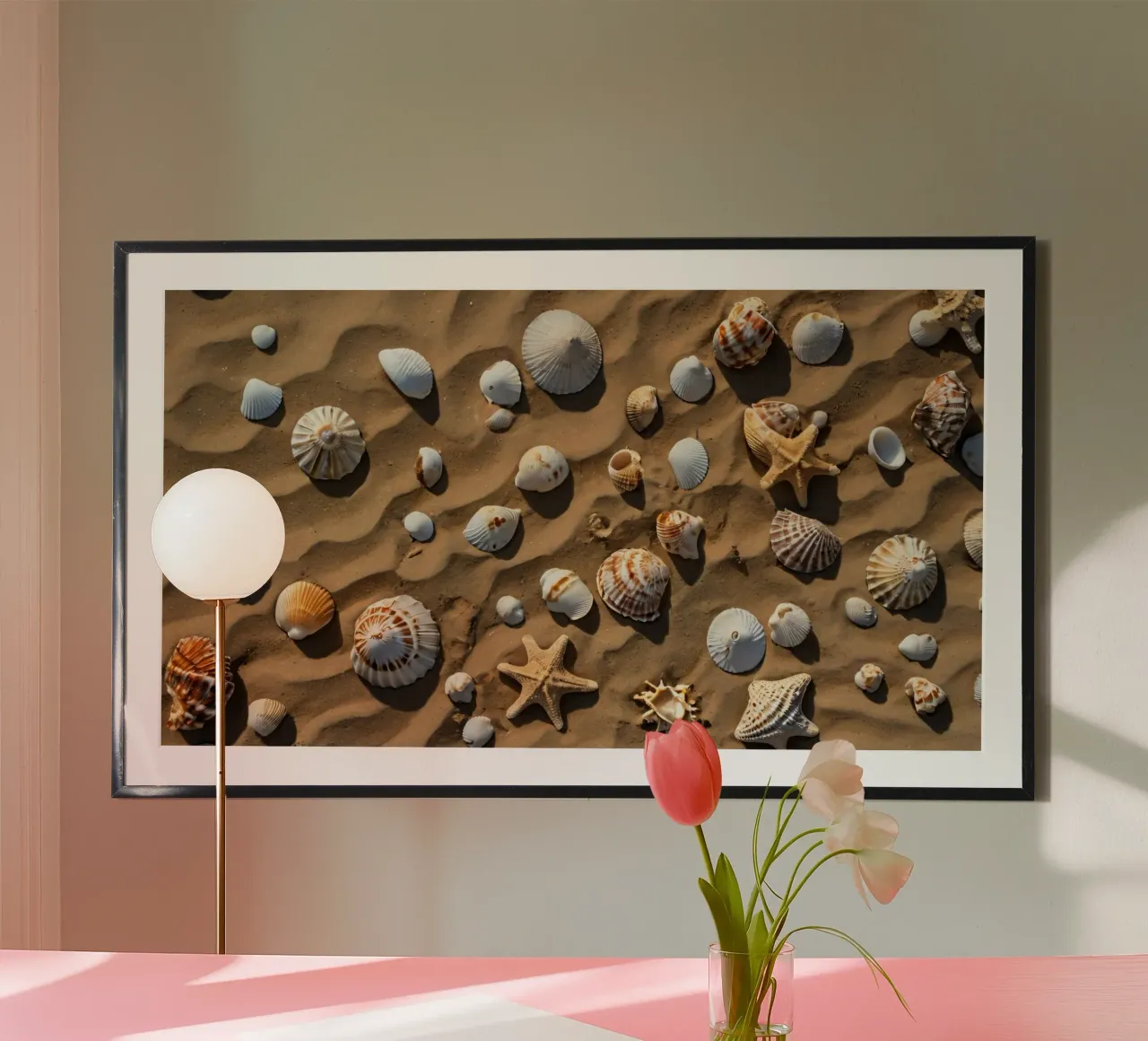 Eine Sammlung von Muscheln und Seesternen im Sand verstreut Poster mit Kunststoffrahmen von DesignDoodle