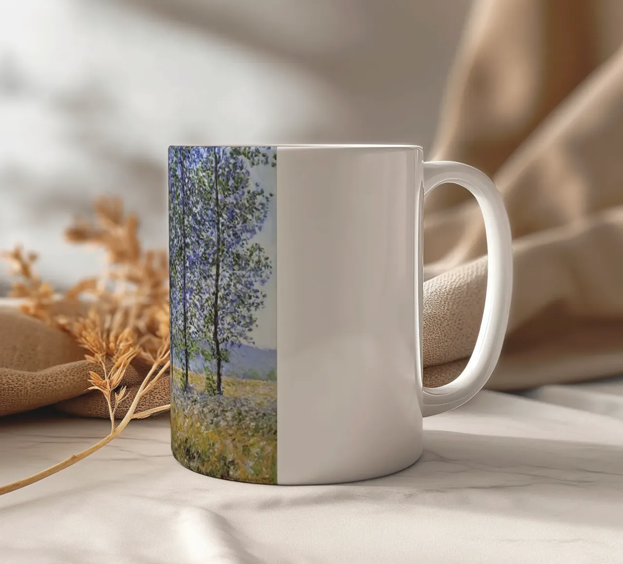 una donna in un campo di fiori tazza in ceramica da belong shop