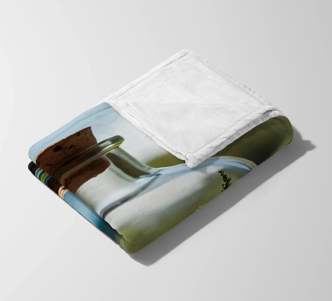 Een miniatuur boslandschap in een glazen fles fleecedeken van DesignDoodle