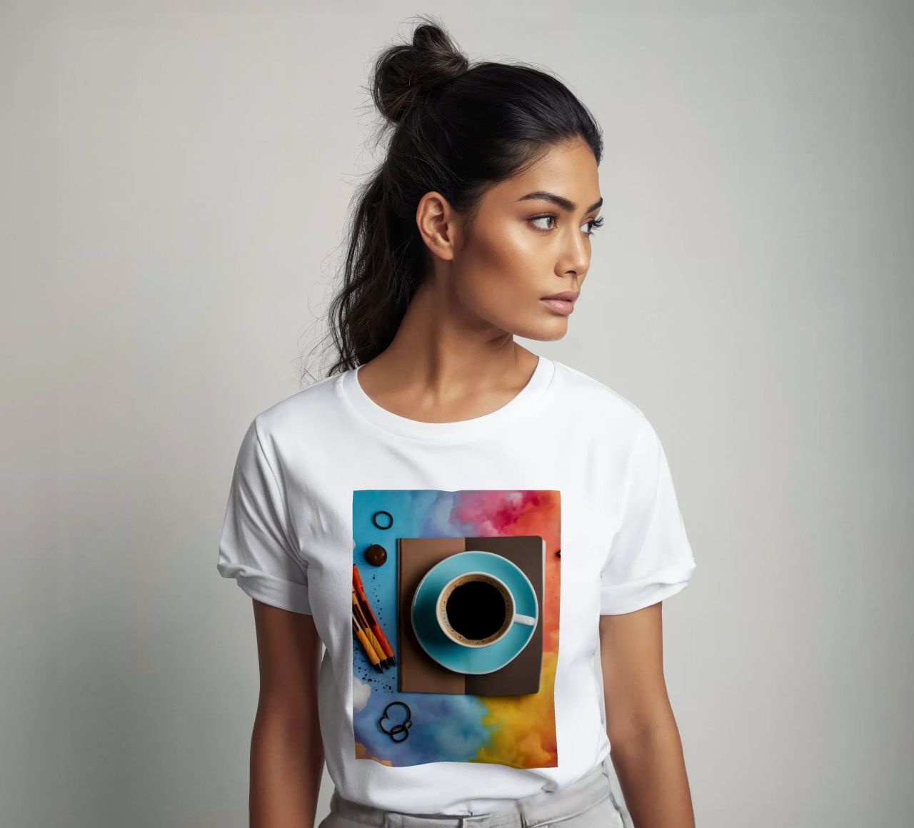 espace de travail avec une tasse de café bleue sur un tableau d'art coloré t-shirt de DesignDoodle