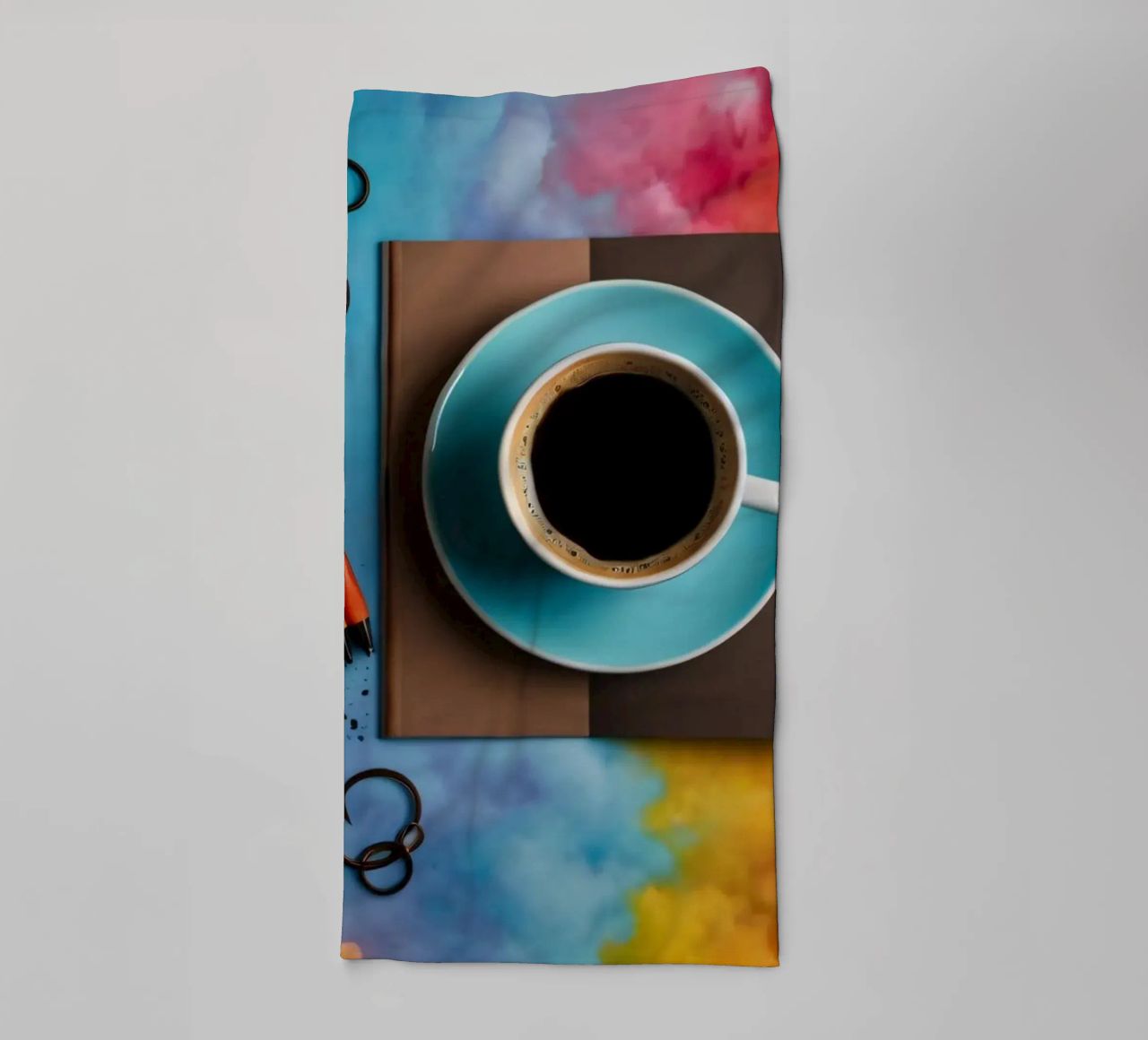 espace de travail avec une tasse de café bleue sur un tableau d'art coloré serviette de bain de DesignDoodle